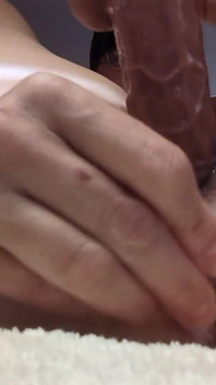 Une MILF GILF prend beaucoup de sperme