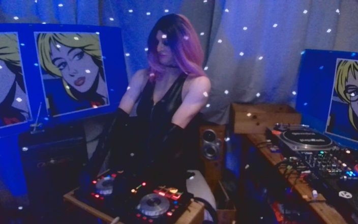XXLUCYLUSHXX: Tieten en techno - wie zou dit kijken op een wekelijkse...