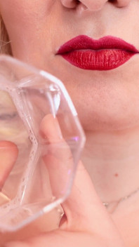 Vidéo coaching masturbatoire. FemDom POV. Saliva et humiliatrix : tu suces un gode ceinture (par Arya Grander)