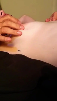 Luci la servidumbre el orgasmo masturbación con la mano