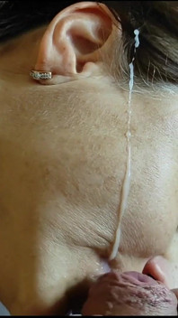 Je la filme en train de se faire éjaculer dans la bouche