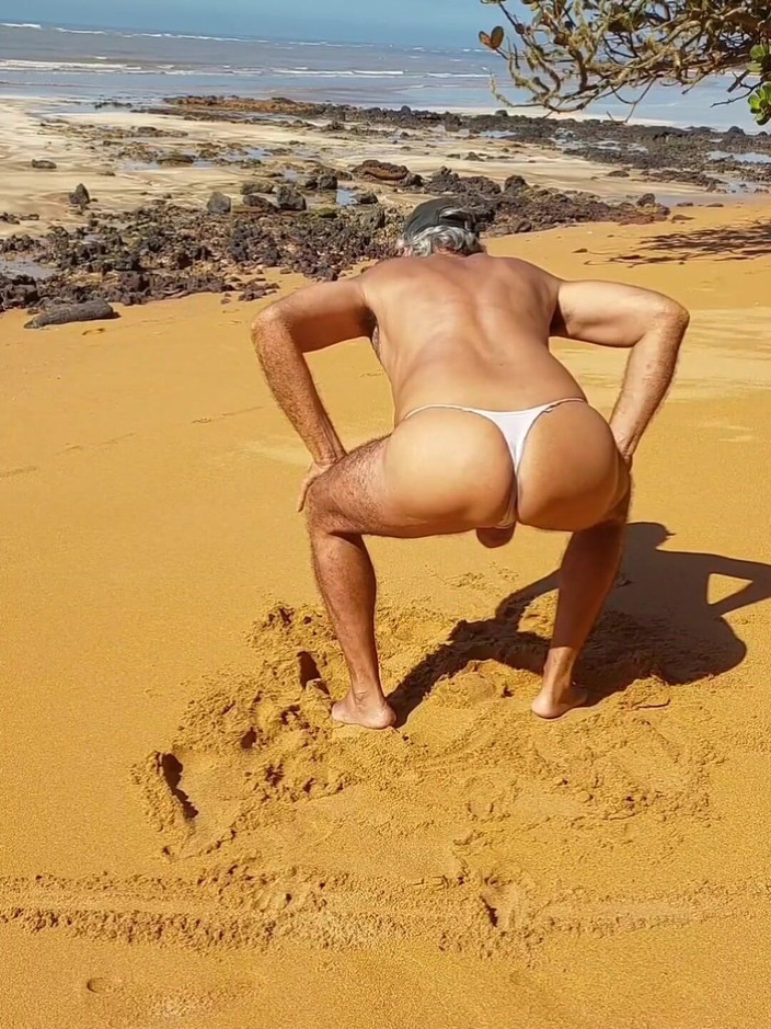 Ladysilvas: Ladysilva Crossdresser předvádí svůj sexy zadek v kalhotkách na pláži