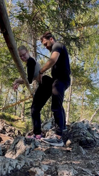 Spontaner berg-quickie, öffentliches paar im freien