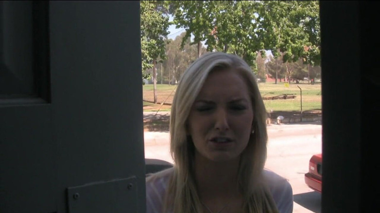 Point of View Productions: Une fille innocente fait ce qu'on lui dit. À genoux, glisse...