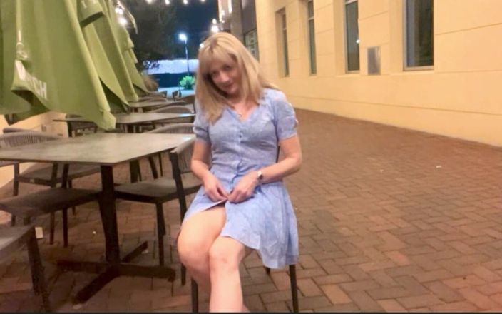 Public Paulina: Openbare Paulina stript uit en masturbeert buiten in het restaurant