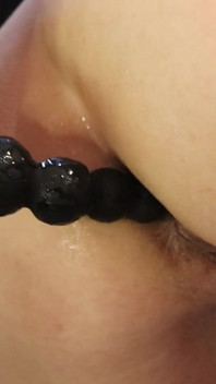 Ngentot kedua lubang - manik-manik anal & vibrator
