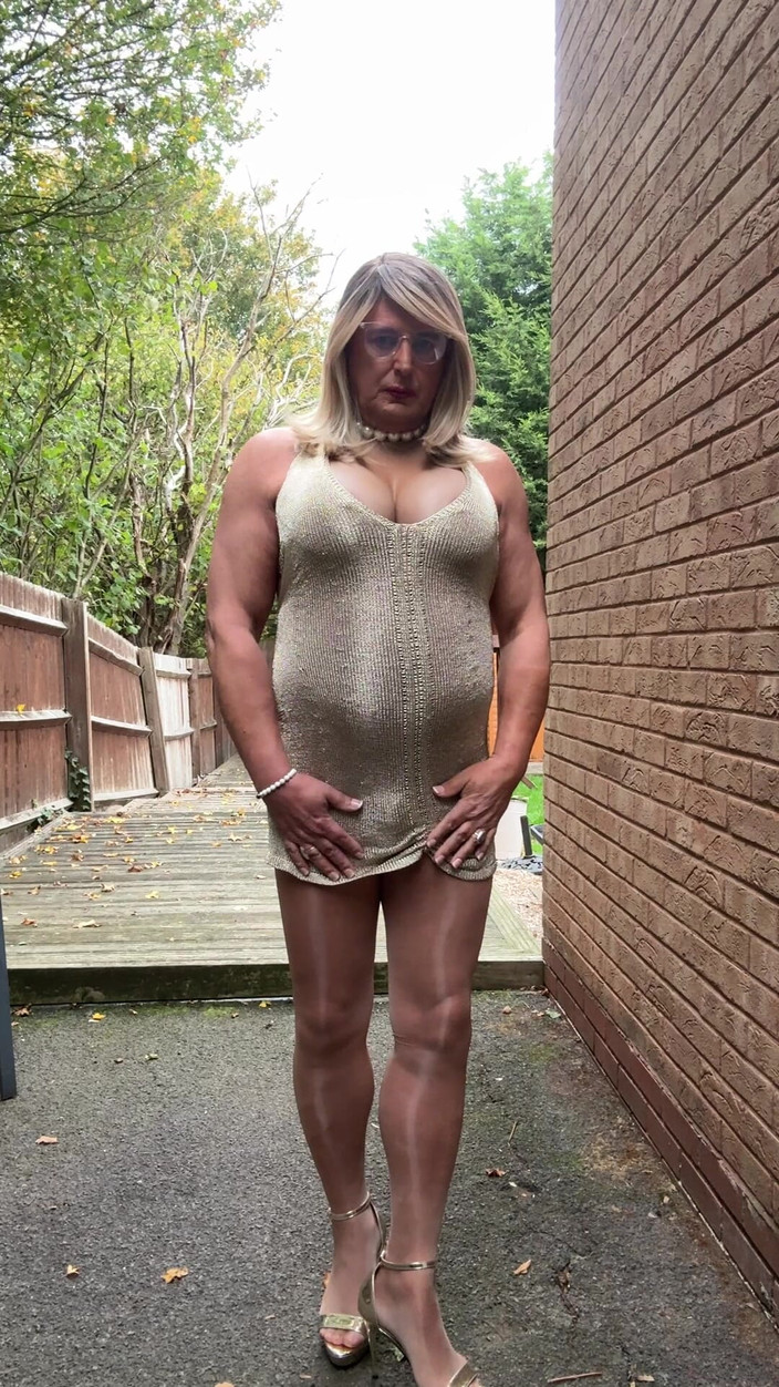 Kellycd2022: Kellycd2022, travesti sexy en collants et talons en résille dorée