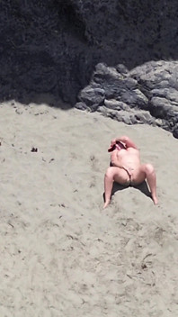 Nackte schönheit am strand - drohne pOV erotische entspannung