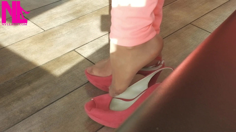 Nyllady: Shoeplay with High Heels in a Bar