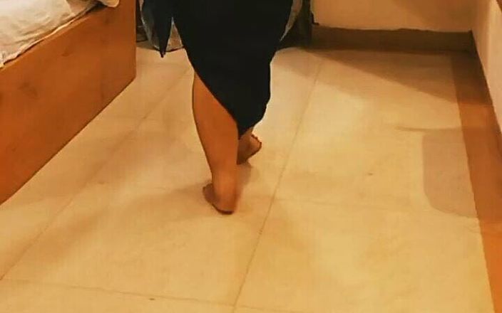 Sameer Phunk: Indická baculatá přítelkyně chodí zpomaleně, smyslně ukazuje svůj obrovský výstřih