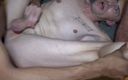 Gaybareback: Французька свиня використана без презерватива 2 домінантами м&amp;#039;язів волохатих хлопців