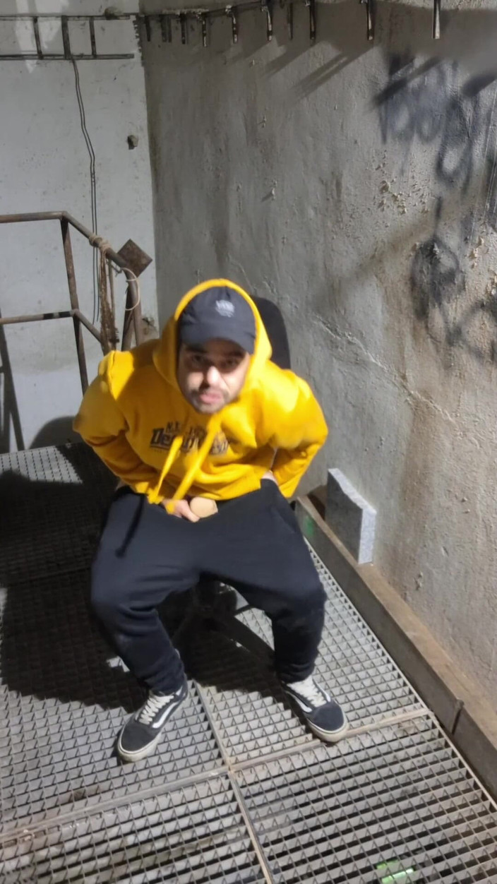 jerkofflover: 편집물. 그리고 버려진 건물에서 밤에 캠