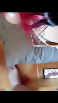 MILF con gafas de sol da una mamada con POV facial