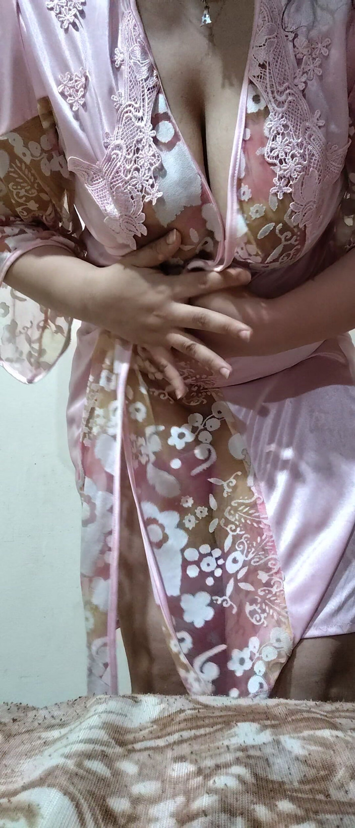 Ali Muhammad: Una ragazza condannata si toglie la biancheria intima davanti alla...