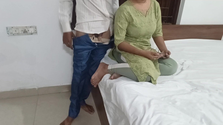 Priya ki Papa: 只是看到女人的屁股看女大学生的屁股