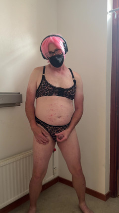 Julia Cd Sweden: 粉色的妓女玩弄手淫直到射精