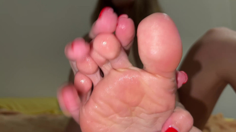 Mia Foster: Sexy pózuje, olejuje mi prsa, zadek a chodidla