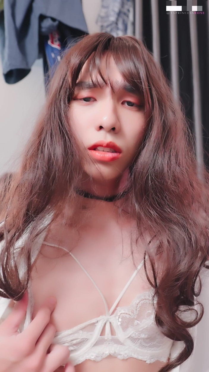 Ts Princess Rose: 穿着性感内衣的亚洲娘娘腔射在你脸上 第一人称视角