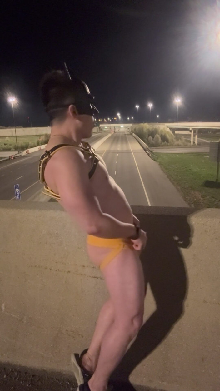 Barenakedmuscles: Ночной мускули-король: азиатский качок в кожаной сбруе и Jockstrap владеет пустыми улицами