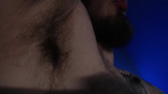 Hunky time: Aisselles poilues droites.