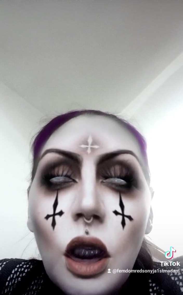 Dominatrix Redsonyja: 次の写真は、女神R.e.dのキスにすべてを説明します