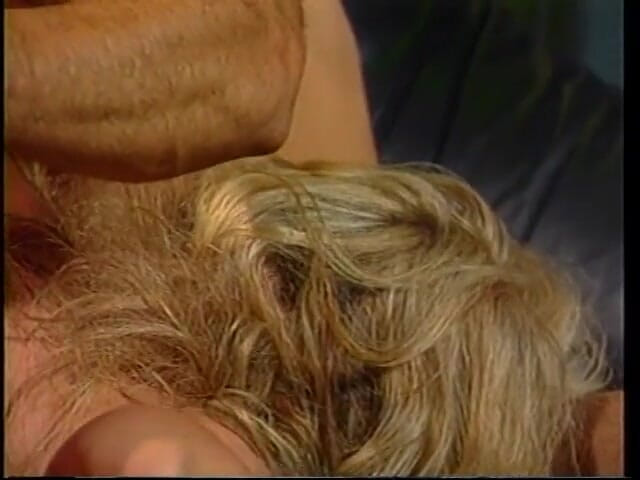 Anal seduction: Napalona blondie lubi swoją mokrą cipkę penetrowana przez ogromny słup