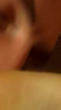 Blondes schätzchen nimmt schwanz tief in den hals, während sie bis zum orgasmus gefingert wird