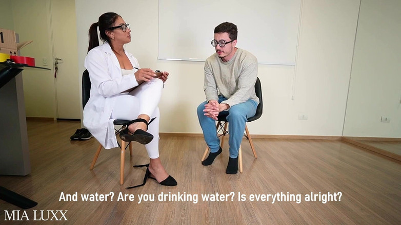 Mia luxx: 平均庇护护士用她性感的脚给骗子上一堂硬课，然后用她汗湿的脚给他挤奶