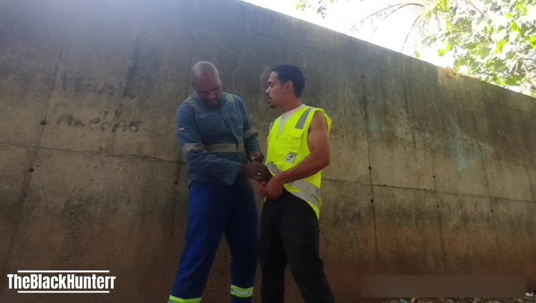 TheBlacKHunterr: Due operai dietro il muro di servizio