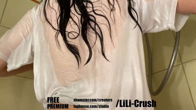 Lili Crush: Sexy meninas no chuveiro masturbação
