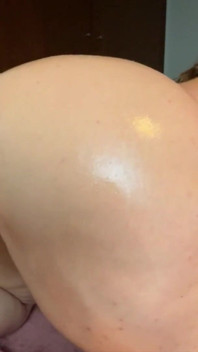 Mujer culona super cachonda, super húmeda y super sabrosa monta un consolador grande hasta increíble semen