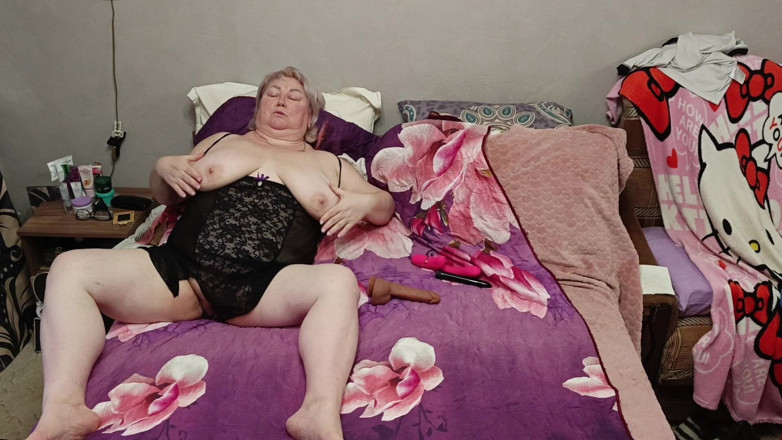 Zona901: La suocera si masturba la figa succosa e carnosa con...