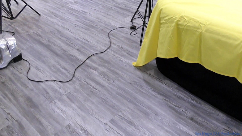 Rex Ringo XXX Productions: 치어리더는 성인 영화 배우 Celeste와 함께 사진 촬영에 도움이 됩니다.