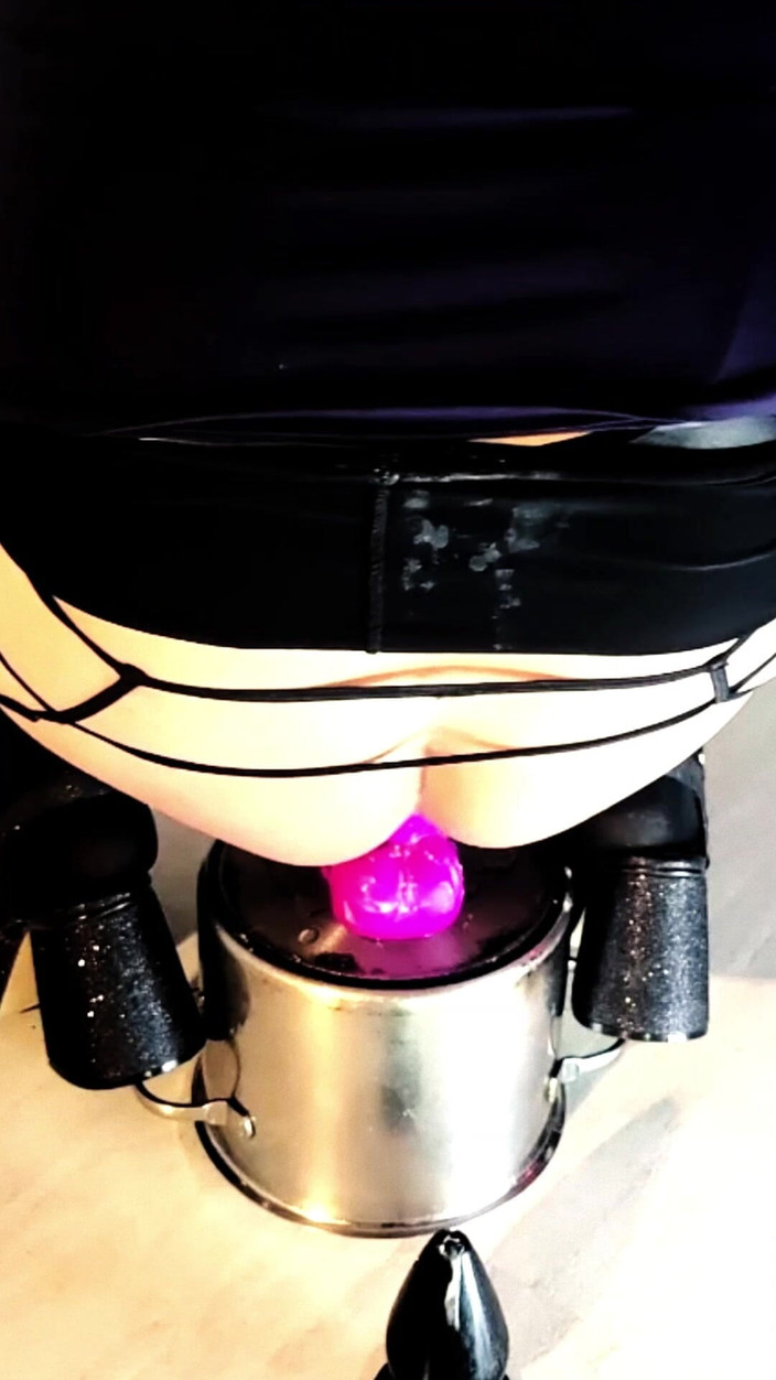 kandiKane: 热辣的变性人坎迪的屁股被厚实的紫色假阳具狠操