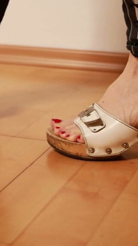 Asmr - zuecos de madera pisotea y aplasta la caja de zapatos