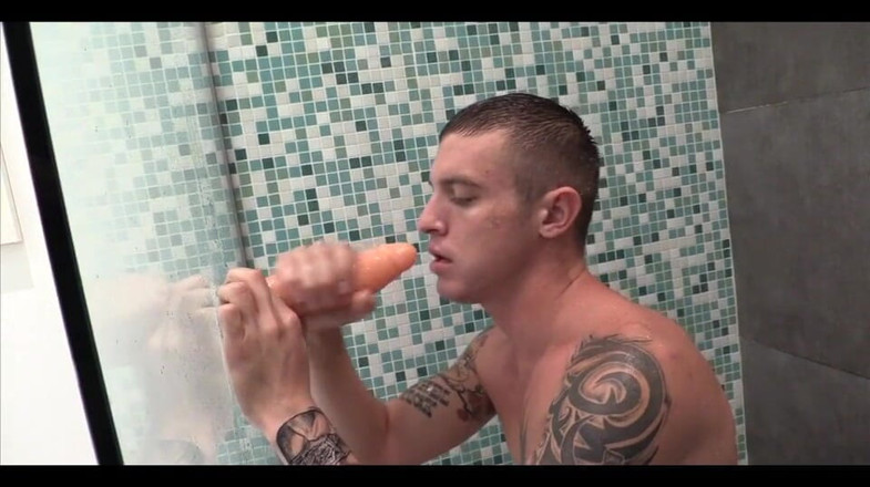 Trenton Ducati: James Ryder Mendorong Dildo Gergasi Dalam Pantatnya Di Bilik Mandi