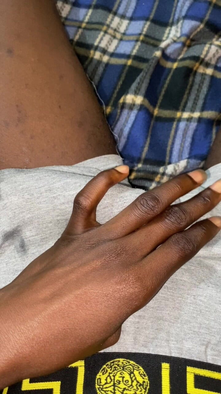 Slimniqqa: Am fost prinsă mângâindu-mi pula mare și neagră