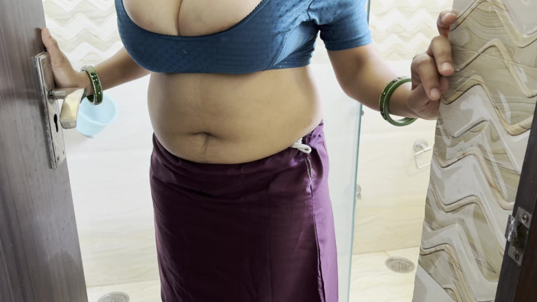 FantacyCouple: Bhabhi cambiando vestiti e pipì, mi ha beccato e scopare