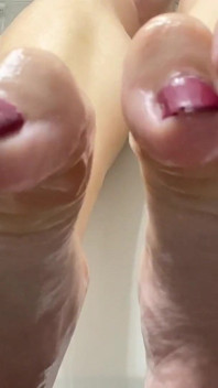 Wet Wrinkly Feet in Bath POV