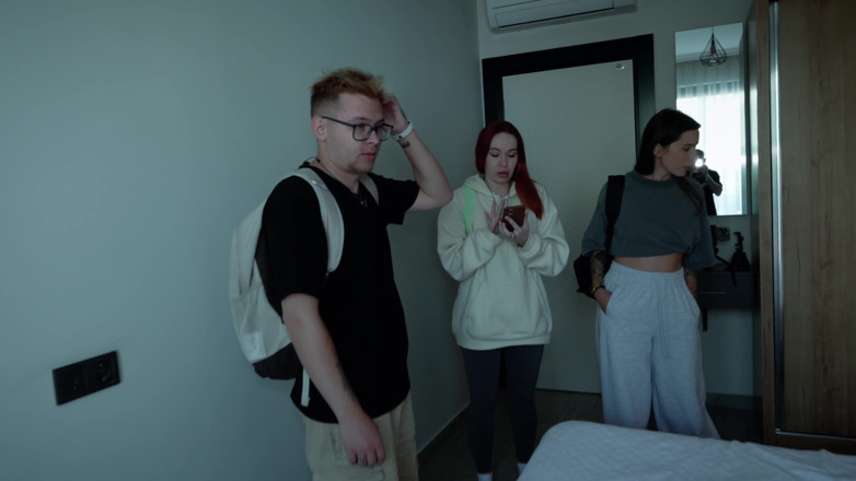 Toma Mur: Stiefmoeder en stiefzus delen bed met stiefzoon in wilde hotelneukpartij (feat....