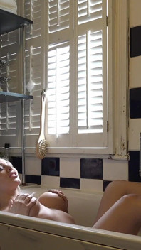 Beth Bennett อาบน้ําเบื้องหลังวิดีโอ