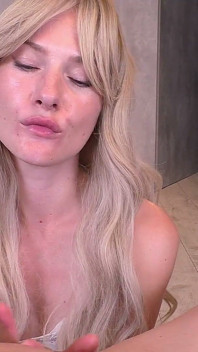 Seksowna Blondynka Ssie Sąsiada I Połyka Spermę