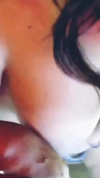 性感女孩打开胸罩胸部显示和显示阴户。