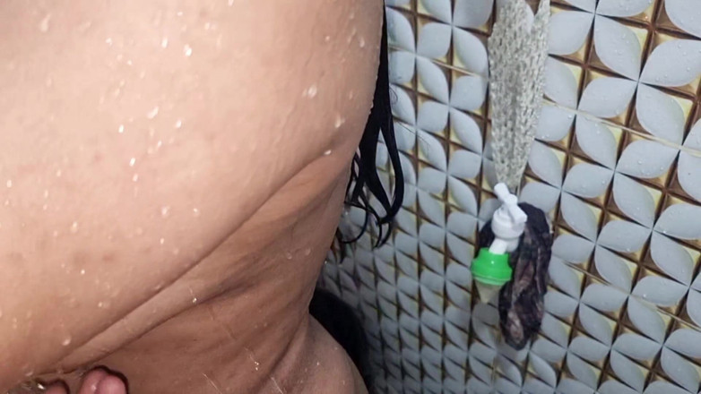 bdboygirl69: Desi Manželka sprcha v koupelně.