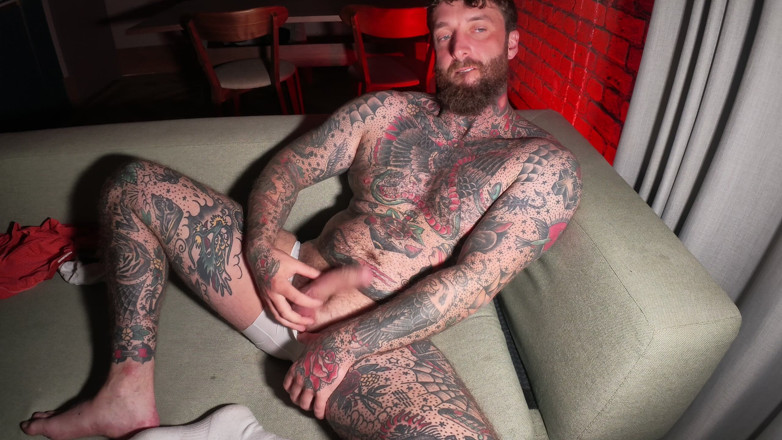 Tattooed Dom: Wytatuowany Dom Worship Tyłek i Stopy Solo