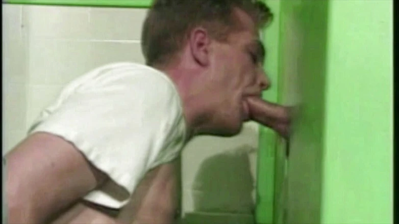 Young straight boy masturbation: Молодую натуралку отсосали в глорихолах в туалете