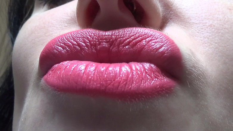 Goddess Misha Goldy: Zoenen en eend gezicht met grote roze lippen
