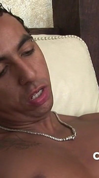 Ragazzo etero accetta di succhiare il cazzo e scopare il suo amico gay