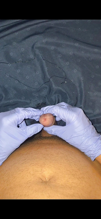 Bry max: Chico larino se pone la polla dura mientras usa guantes...