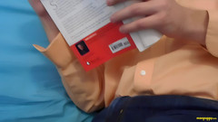 Man Puppy: 巨大的书试图忽视你